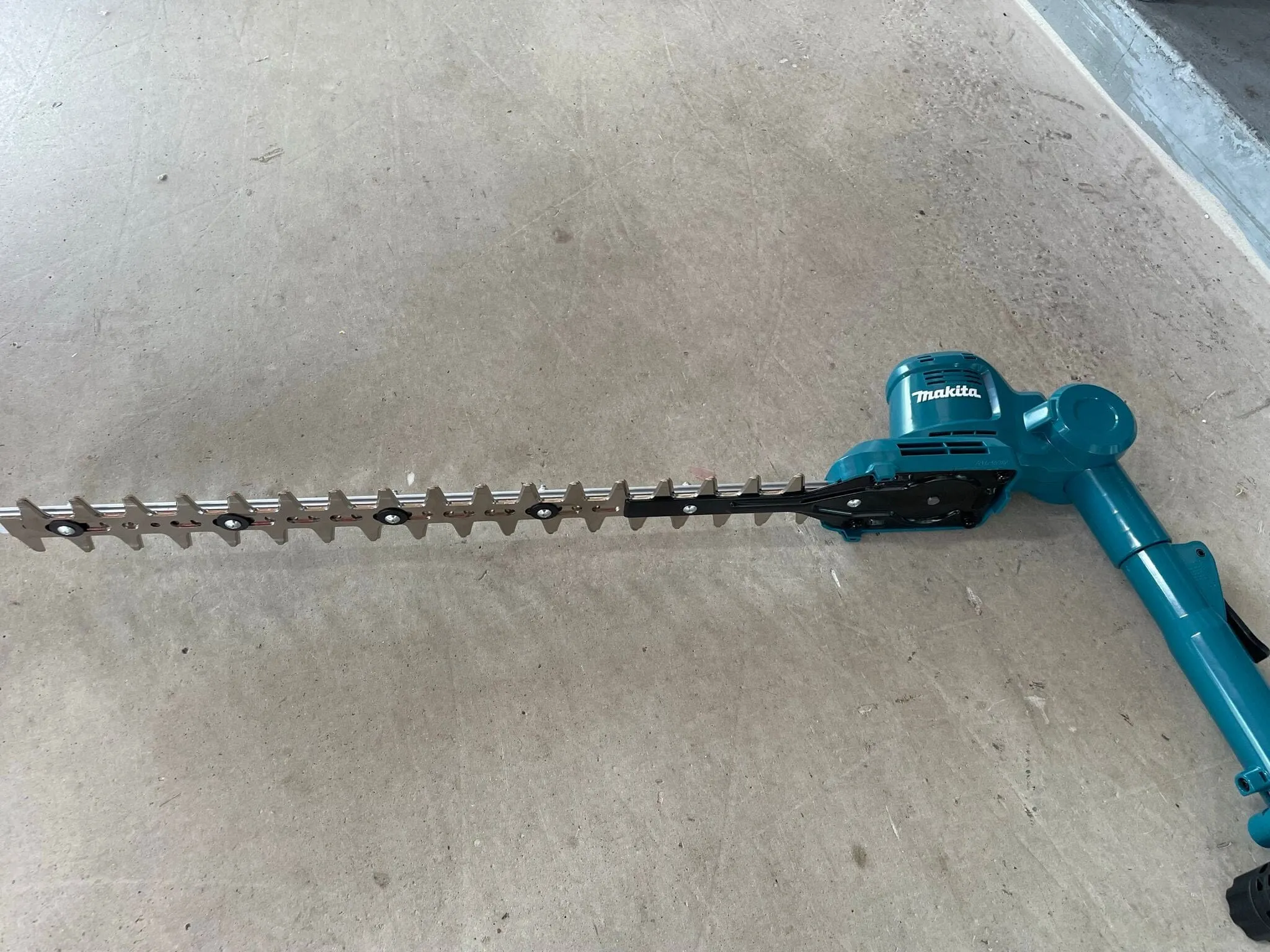 Makita UN460WDWA DC Cordless Pole Hedge Trimmer | Model : M-UN460WDWA (OBSOLETED)