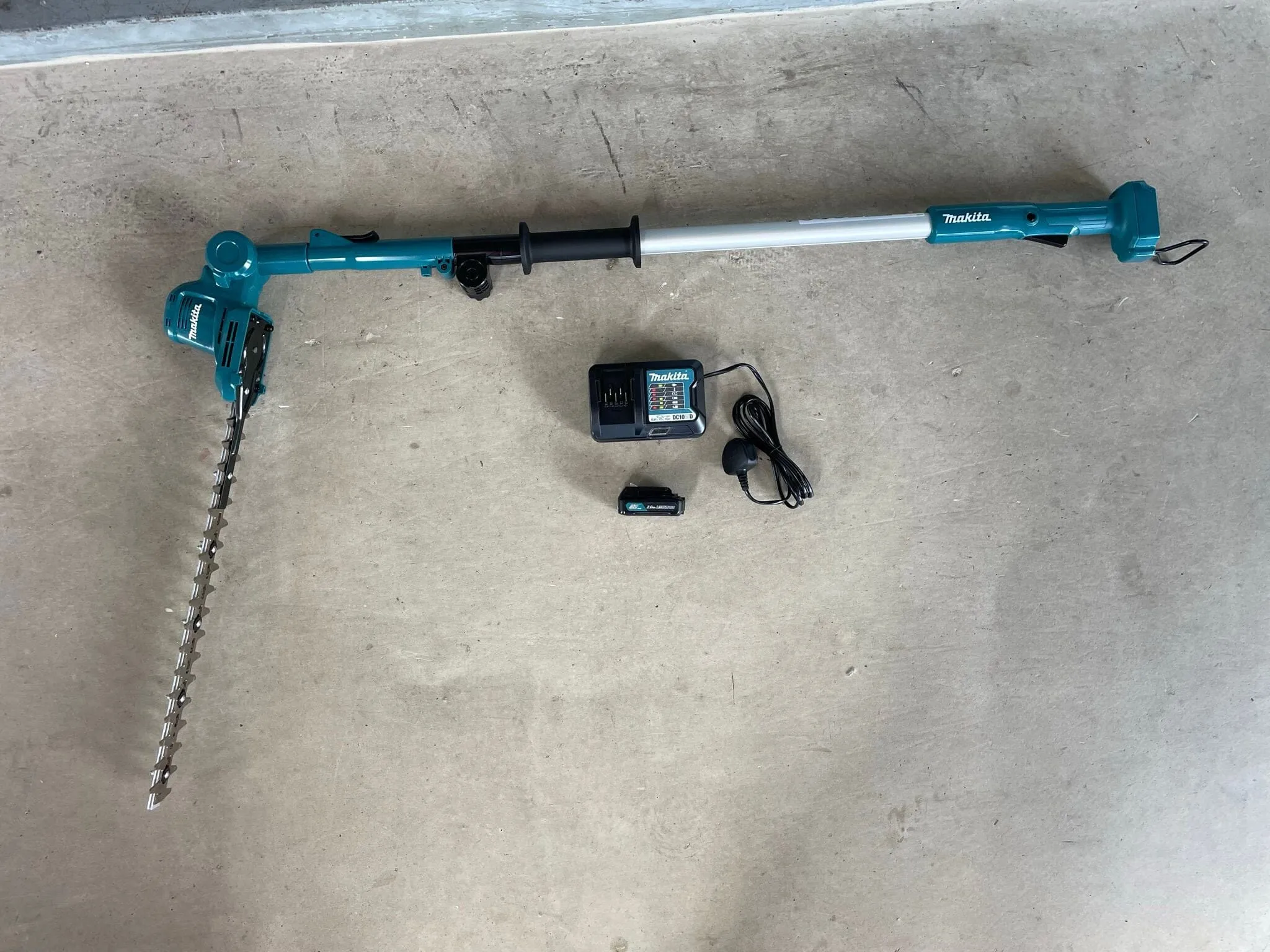 Makita UN460WDWA DC Cordless Pole Hedge Trimmer | Model : M-UN460WDWA (OBSOLETED)